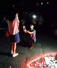 "华大浪漫求婚走红网络 西班牙美女为爱留国"
