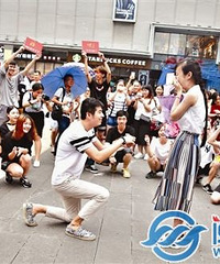 40多个小伙伴雨中快闪街舞 哥成功抱得美人归