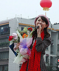 当年靠翻唱口水歌爆红的小童星也低调结婚啦