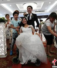 网络众筹圆罕见病情侣的婚礼梦 现场太感人