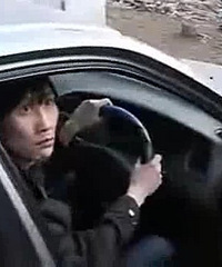 奇葩!迎亲司机偷走婚车 结果因为违停被抓…