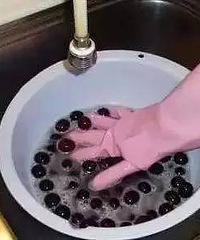 "惊!葡萄要这样洗,否则就是毒药!给孩子吃要特别注意"
