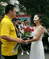 老师穿婚纱向男生高调求婚 朋友圈都刷爆了!