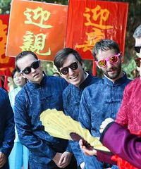 美国小伙骑马迎娶中国姑娘 伴郎团太帅太抢镜!