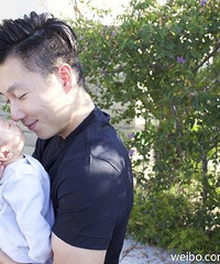 "李小鹏晒二胎男宝宝照 妻子:我的心满满的"