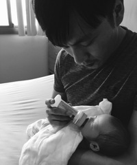 "秦昊为女儿喂奶换尿布 伊能静大赞温柔"