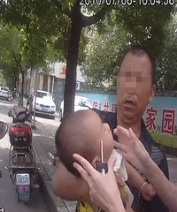 惊险!3岁小孩萧山街头突然口吐白沫 全身抽搐…