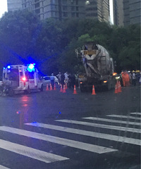 天呐!钱江路上 电瓶车被工程车吞了!希望人没事