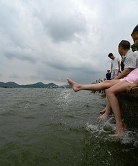 天热了游客在西湖里“泡脚” 这一大池子洗脚水