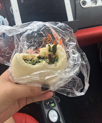 啊啊啊!甘其食是出了新口味大蟑螂包子吗?!