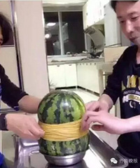 "男网友用700根皮筋勒西瓜,没想到结局是这样……哈哈"