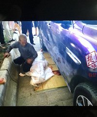 11��Ů�������е����� ո�º���ͣ��ʱѹ����ȥ