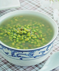 "绿豆汤VS酸梅汤? 谁是孕妈解暑佳品!"