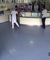 "怀孕护士请患者家属稍等 被重拳打脸致先兆流产"