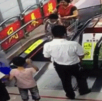 ̫Σ���ˣ�Ů���ڳ�����ͷ����������ˤ�£�