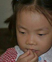 "孩子啃指甲?该反省的不是孩子,很多家长都"