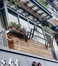 "友谊社区刘阿姨家的阳台实在靓 以前不种花的邻居们都纷纷向她学