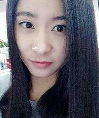 长发飘飘的小女人模样,其实她是虎妞