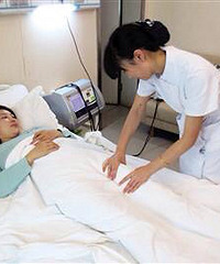 "媳妇三伏天坐月子 被婆婆逼盖两床被子"