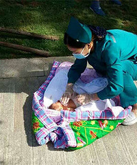 ���ۣ�һŮӤ�����ӱ߲ݴ� ��������������