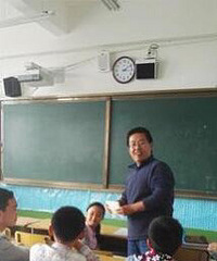 "教师节特别报道,这些老师身兼多个角色,你"