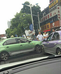 【街头爆料3】大水冲了龙王庙,出租车撞上出租车。