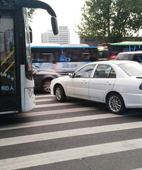 【街头爆料19】为了转个弯,堵了公交车