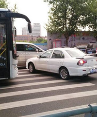 【街头爆料19】为了转个弯,堵了公交车