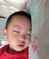 看图:大宝的眼睫毛辣么长,小宝的却...