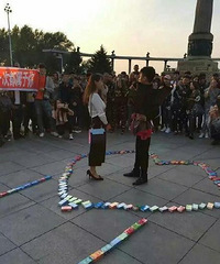 "小伙子摆999盒避孕套表白女神 成功后路人30秒做了这事~"