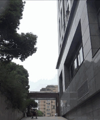 又是钻头又是从2楼扔下去 真心为这个箱子心疼
