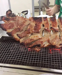 这里吃烤羊腿的叉子也太大了 果然要豪爽起来!