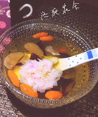 "红枣枸杞玫瑰花茶适合所有年龄段的女性。红"