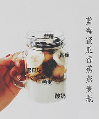 "九种水果和燕麦瓶的组合"