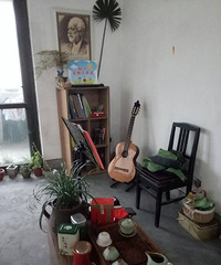 吉他老师张宁,从事教学六年了,热爱生活热