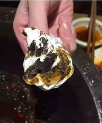 "美女吃火锅舌头变黑!把锅里的菜全部倒出后,惊呆众人"