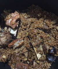 "简餐……板栗香菇糯米排骨饭"