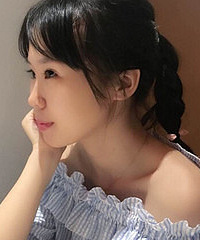 小露香肩性感极了!她是一位侧颜美女~