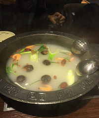 本来火锅锅底是不建议喝的,但是这里的必须试试