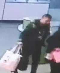"孕妇凌晨生下男婴,家属却调监控满世界找人,到底是怎么回事"