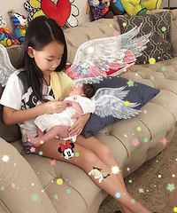 赵文卓妻子晒儿子照 但网友关注点全在女儿腿上