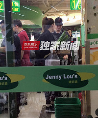 高亚麟带小娇妻逛超市 相差十一岁似父女
