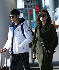颜值夫妇!田亮推行李 老婆高冷女王范