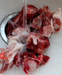 【祺宝家厨】冬日家中常煲的筒骨汤,最近加了玉斛春的铁皮石斛