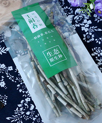 【祺宝家厨】冬日家中常煲的筒骨汤,最近加了玉斛春的铁皮石斛