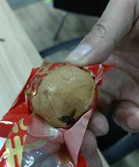 "某品牌的卤蛋,买蛋还送苍蝇,吃过饭的慎点"