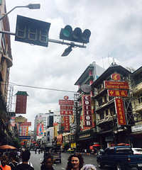 我自豪啊!现在国外街头卖的都是中国小吃