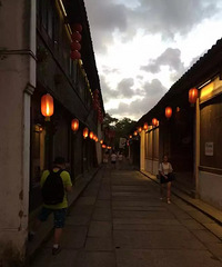 比想象中的美多了人也朴实 就是假日里人太多了 吃的也不辣