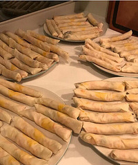 贤妻良母!蔡少芬在家为女儿炸春卷 做了一桌美食(图)
