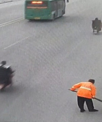 伤心!环卫工被撞身亡 10余辆车经过无人问津